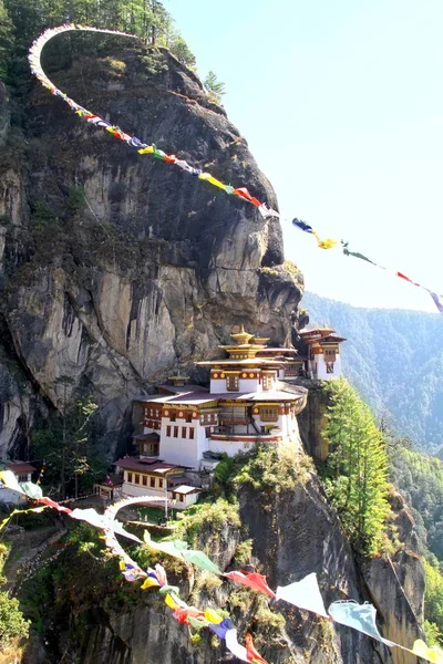 Taktshang goemba oder Tigernest-Kloster mit bunten tibetischen — Stockfoto