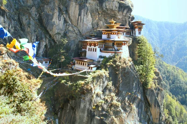 Taktshang Goemba vagy Tiger's nest kolostor, színes tibeti — Stock Fotó