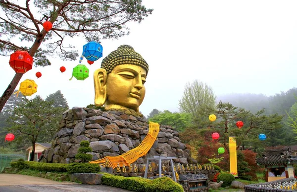 Золотая голова большая статуя Будды с телом из камней, Ю — стоковое фото