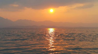 Phayao Gölü, Tayland üzerinden güzel gün batımı