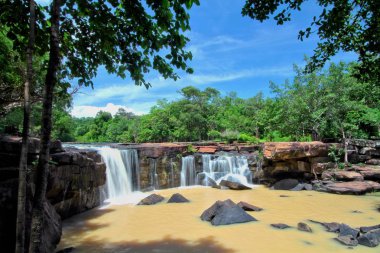 Bulanık su akışı erken yağmurlu sezonu Tat Ton şelale d