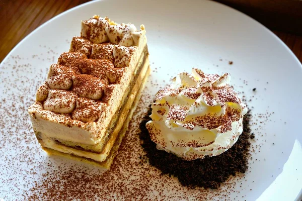 Tiramisu, dessert italien traditionnel avec crème à fouetter sur wh — Photo