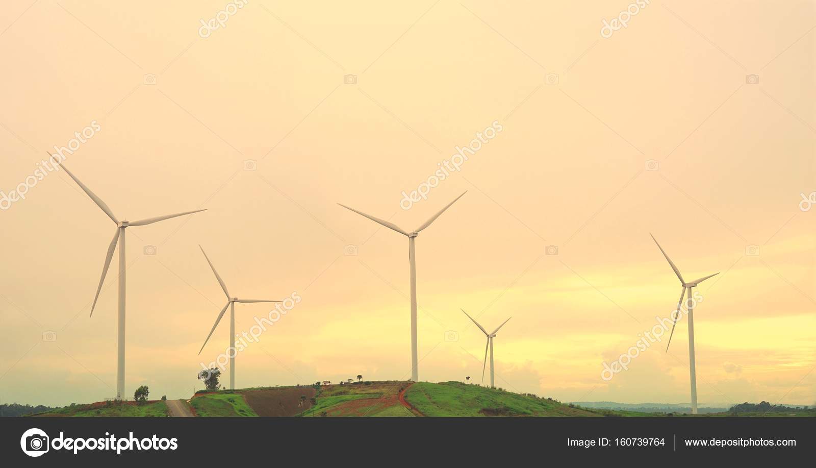 éoliennes Avec La Ligne électrique Et Délectricité Durant