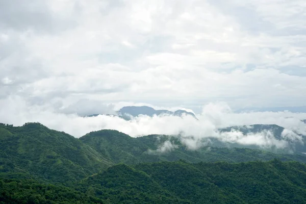 Paysage montagneux du matin avec vagues de brouillard et ciel nuageux. Wav ! — Photo