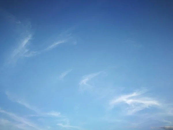 Ciel bleu clair avec des nuages blancs doux — Photo