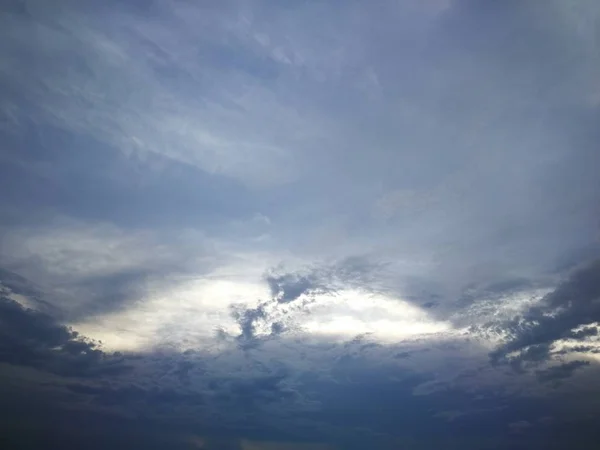 Céu escuro e nublado na estação chuvosa — Fotografia de Stock