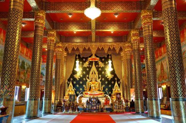Altın buddha heykeli içinde ana hall of Wat Nimit Vipassana, depo
