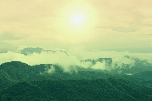 Paysage de montagne du matin avec vagues de brouillard à Khao Kho, Phetch — Photo