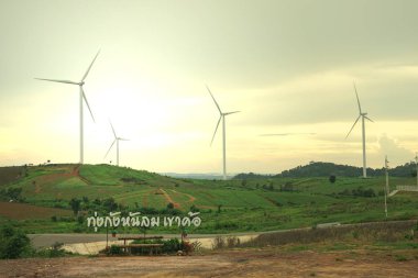 : Phetchabun, Thailand - July27, 2017: Rüzgar türbini çiftliğiydi