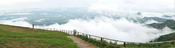 Panorama de mulher olhando para a vista da paisagem da montanha com wav — Fotografia de Stock
