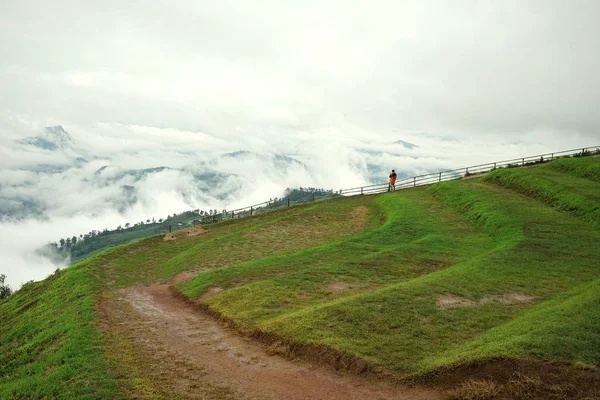 Homme en veste orange regardant la vue sur le paysage de montagne avec — Photo