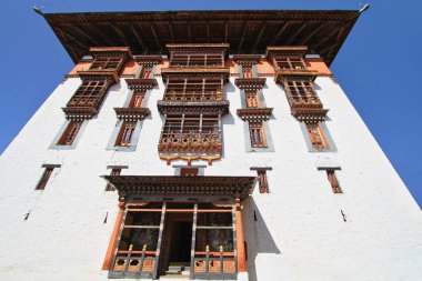 Geleneksel Bhutan tarzı bina oyma ahşap ile dekore edilmiştir.