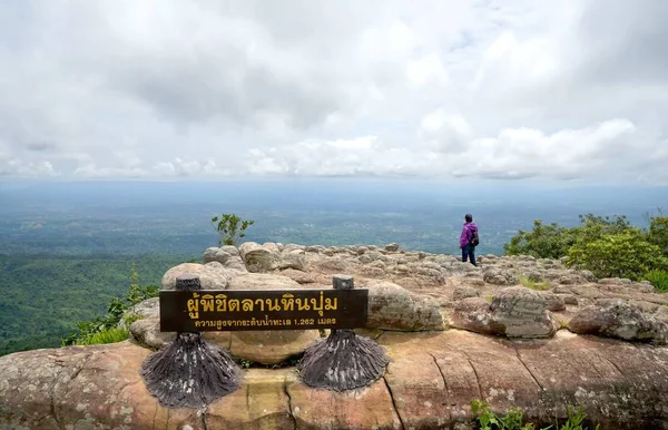 Phitsanulok, Thailand - July03 2017: Vrouw in paars jasje loo — Stockfoto