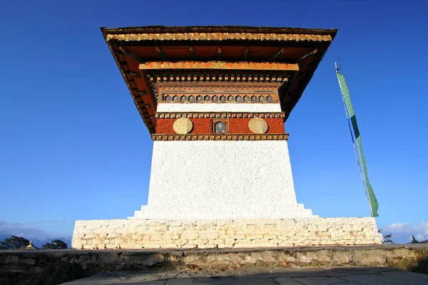 O topo de 108 chortens (stupas), o memorial em honra do — Fotografia de Stock