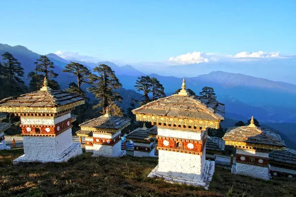 The 108 chortens (stupas) is the memorial in honour of the Bhuta — Stock Photo, Image