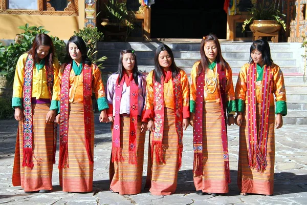 : Paro, Bhutan - November10, 2012: Tanımlanamayan genç şarkıcıları ve