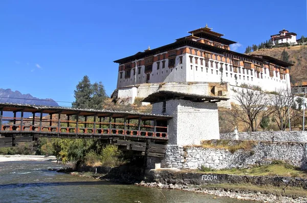 Paro Rinpung Dzong, o palácio tradicional do Butão com br de madeira — Fotografia de Stock