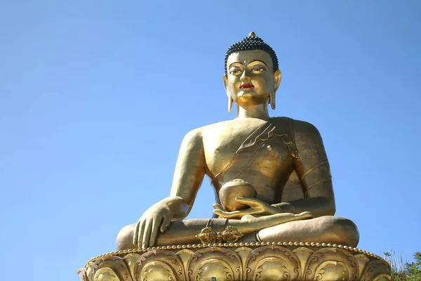 Statua di Buddha Dordenma su sfondo cielo blu, Buddha gigante, Thi — Foto Stock