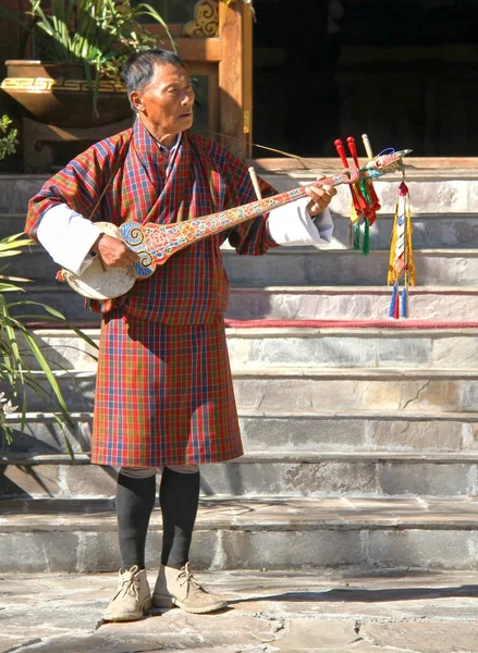 PARO, BHUTAN - 10 novembre 2012 : Vieil homme musicien non identifié — Photo