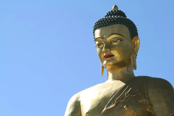 Statua di Buddha Dordenma su sfondo cielo blu, Buddha gigante — Foto Stock