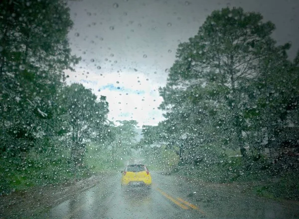 Les gouttes de pluie sur le pare-brise causent une mauvaise visualisation et un danger — Photo