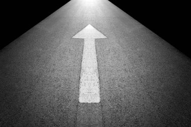 Beyaz ileri ok işareti gri asfalt yolda