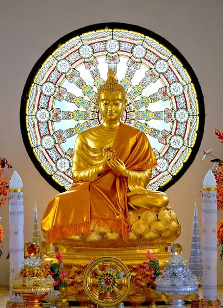 Wat Phasornkaew, bir fam direksiyonda Dharma altın buddha heykeli