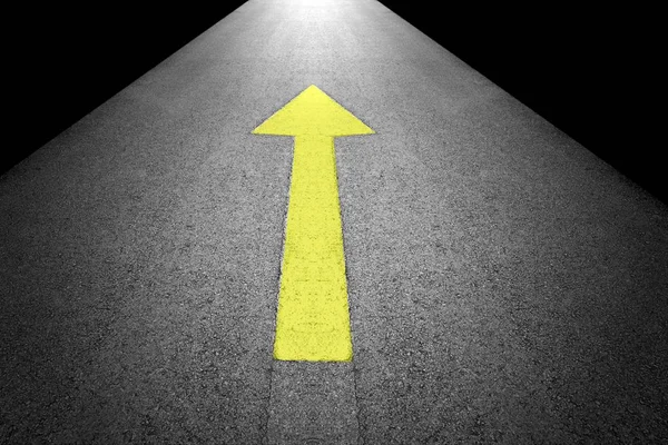 Sarı ileri ok işareti gri asfalt yolda
