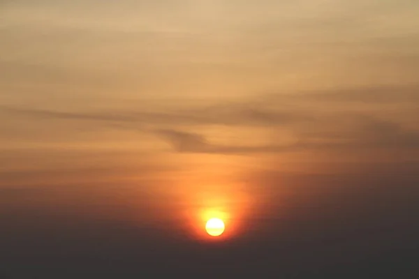 Coucher de soleil ou lever de soleil ciel avec nuages pour arrière-plan — Photo