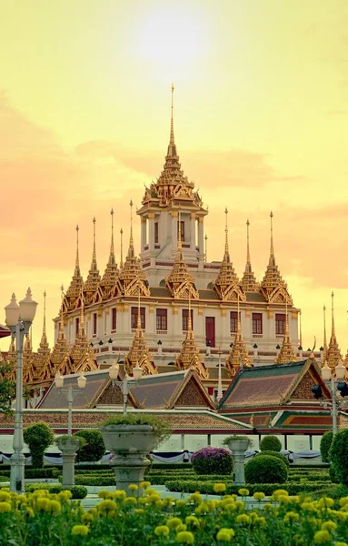 Loha Prasat, metalik kalenin altın varak w-ile kaplı