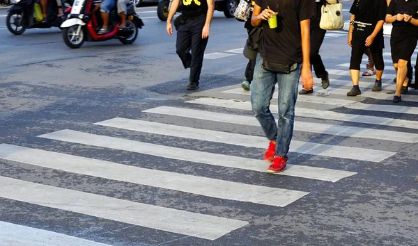 Mavi jeans ve yeşil çay bardak tutan kırmızı ayakkabılar giyen adam — Stok fotoğraf