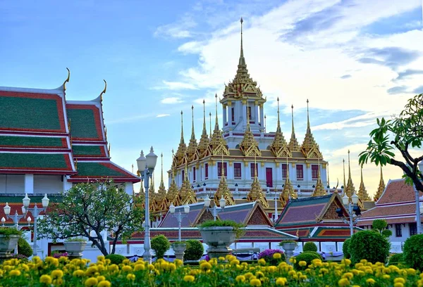 Loha Prasat, metalik kalenin altın varak w-ile kaplı