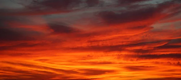 Ciel de couleur orange dramatique avec nuages dans la soirée du — Photo