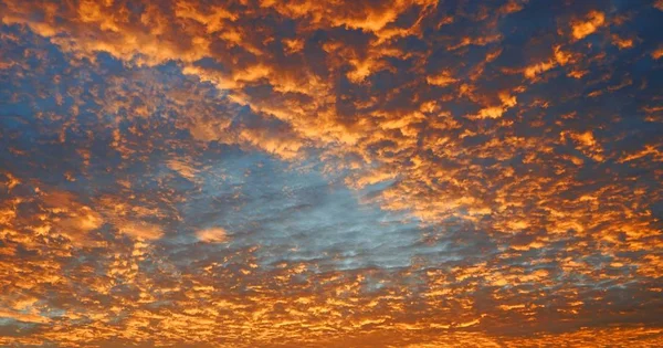 Dramatic colorful orange color sky with clouds in the evening du — Stock Photo, Image