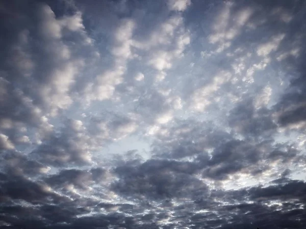 Bolyhos felhős ég, esős évszak — Stock Fotó