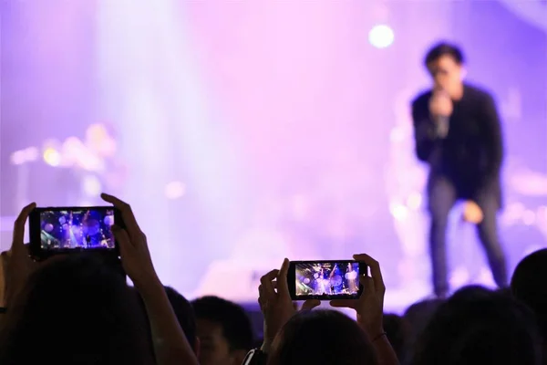 İnsanlar akıllı telefonlarını holding ve f konser fotoğraf çekimi — Stok fotoğraf