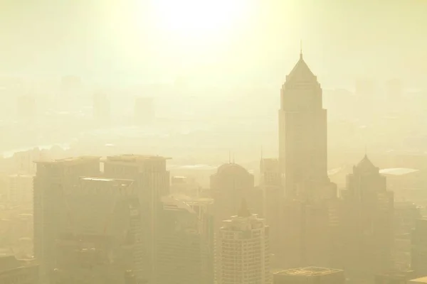 Vizibilitate scăzută cauzată de problema poluării în mediul urban în timpul — Fotografie, imagine de stoc
