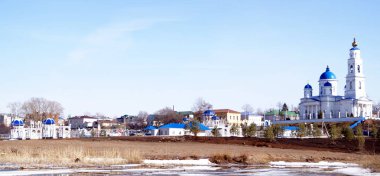 Panoramik park ve mavi kubbeler ile beyaz Katedrali. Şehir Chistopol, Tataristan, Rusya Federasyonu.