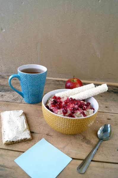 Colazione sana, vegetariana. Farina d'avena con mirtilli rossi, mela, panino con crema di formaggio, bastoncini di cocco, tè . — Foto Stock