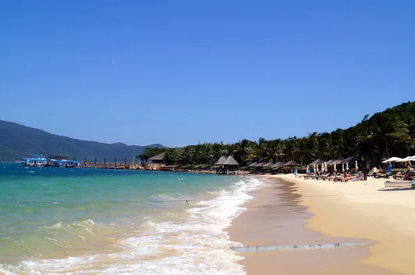 Playa blanca en la isla en Vietnam Hot Dam — Foto de Stock