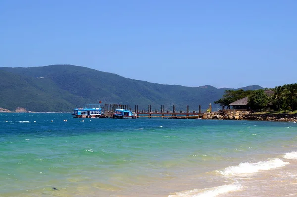 Playa blanca en la isla en Vietnam Hot Dam — Foto de Stock