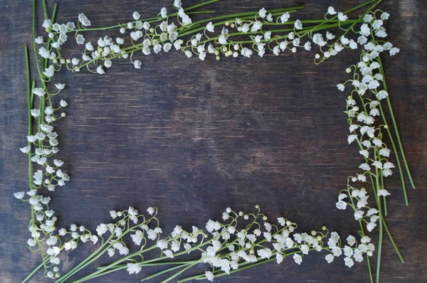 白色的花，铃兰木制背景上的框架 图库图片