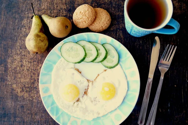 Café da manhã saudável, ovos fritos, pepino, frutas, chá — Fotografia de Stock