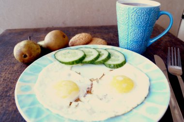 Sağlıklı Kahvaltı, sahanda yumurta, salatalık, meyve, çay