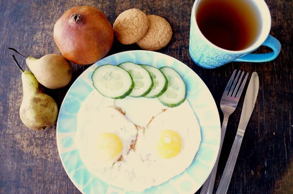 Sağlıklı Kahvaltı, sahanda yumurta, salatalık, meyve, çay