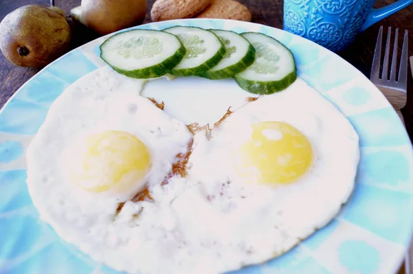 健康的早餐、 煎的鸡蛋、 黄瓜、 果、 茶 — 图库照片