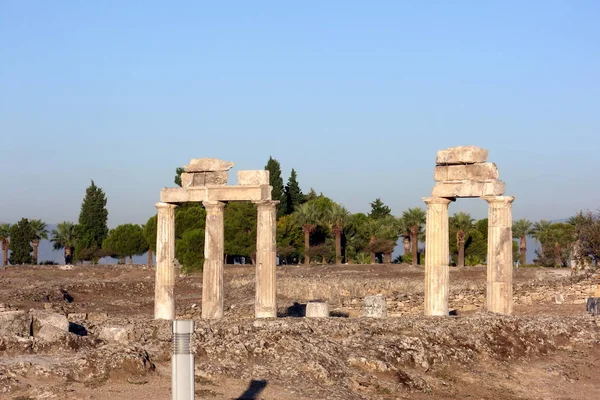 土耳其帕穆克卡莱附近的古城希拉波利斯的废墟 — 图库照片