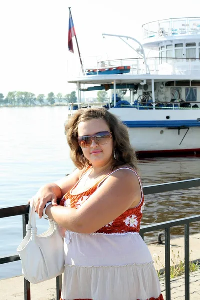 Jovem mulher em óculos de sol perto da lagoa em um dia ensolarado — Fotografia de Stock