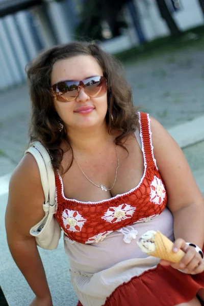 Beautiful young brunette woman with ice cream — Stock Photo, Image