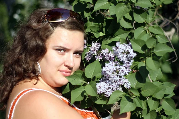 Vacker flicka nära blommande träd i parken. Begreppet ungdom och naturlig skönhet — Stockfoto